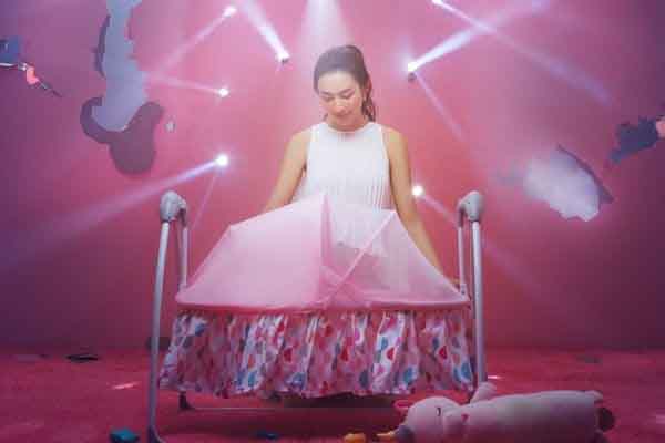 Thùy Tiên tung bộ ảnh ý nghĩa kỷ niệm tròn 1 năm về nước sau đăng quang