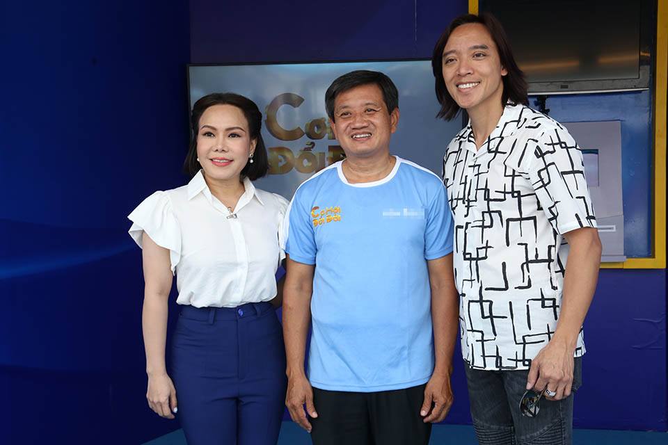 Nghệ sĩ Việt Hương trao tặng xe cứu thương cho ông Đoàn Ngọc Hải