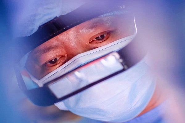 Vị bác sĩ cứu giúp những em bé bị lỗi tạo hóa – Không dùng bài này