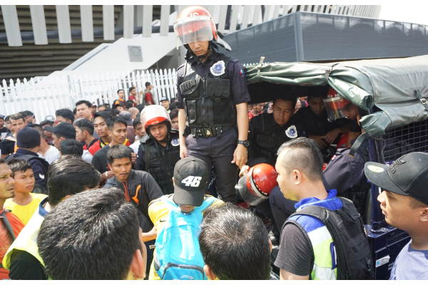 CĐV Malaysia giẫm đạp nhau trong ngày bán vé chung kết AFF Cup với Việt Nam