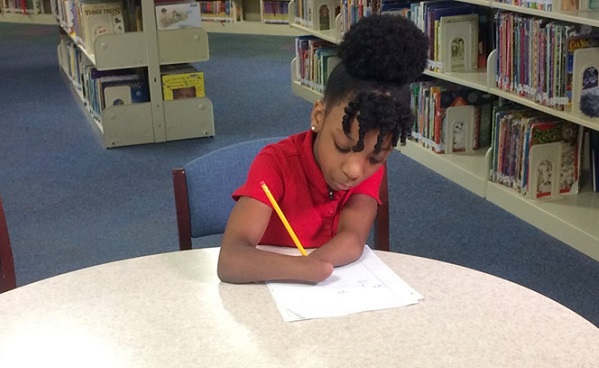 Không có 2 bàn tay nhưng bé gái vẫn đạt giải thưởng viết chữ của Mỹ