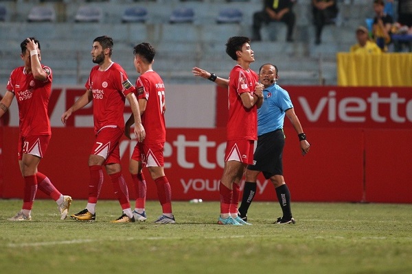 Nhâm Mạnh Dũng ‘khai nòng’ trong ngày đội nhà giành chiến thắng đậm