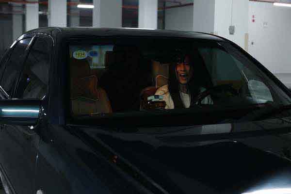 ‘Vô diện sát nhân’ tung trailer đẫm máu, Phương Anh Đào lăn xả đến mức bầm dập