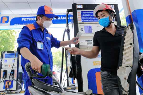 Xăng RON 95 giảm 650 đồng/lít từ 3 giờ chiều nay