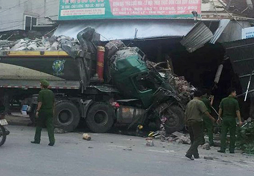 Gần sáng, xe tải đâm phải ba nhà dân