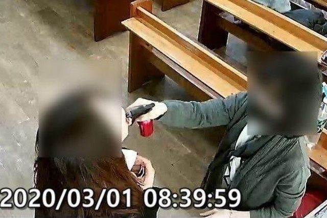 Tại sao xịt muối tập thể vào cổ họng lại dễ mắc Covid-19 hơn?