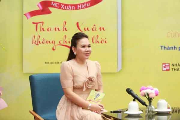 MC Xuân Hiếu đánh dấu hành trình ‘làm nghề’ khó quên qua tập bút ký ‘Thanh xuân không chỉ một thời’