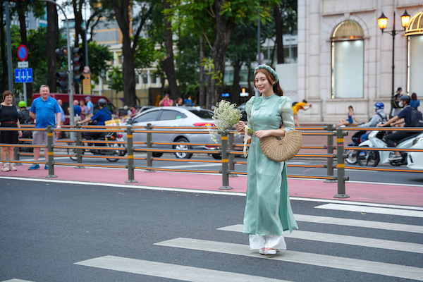 Chân dung ca sĩ Hàn thích ăn Tết tại Việt Nam 
