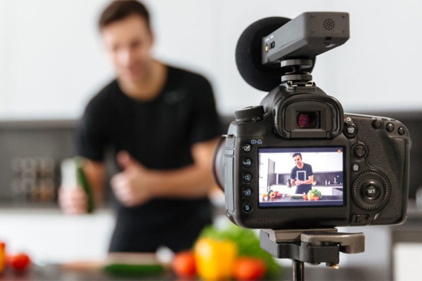 Thực trạng giới trẻ: Thất nghiệp là… đi làm mạng xã hội?