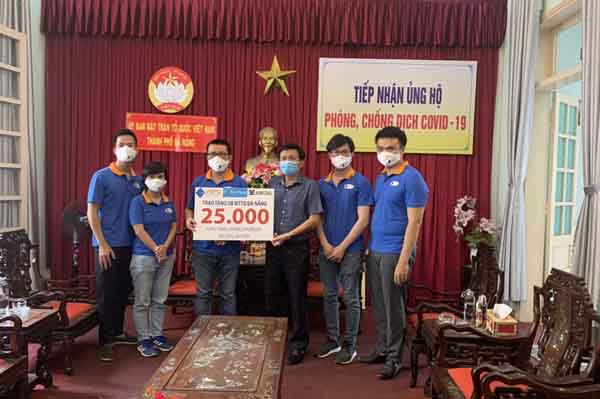 First News tặng sách, khẩu trang cho người dân Đà Nẵng chống COVID-19