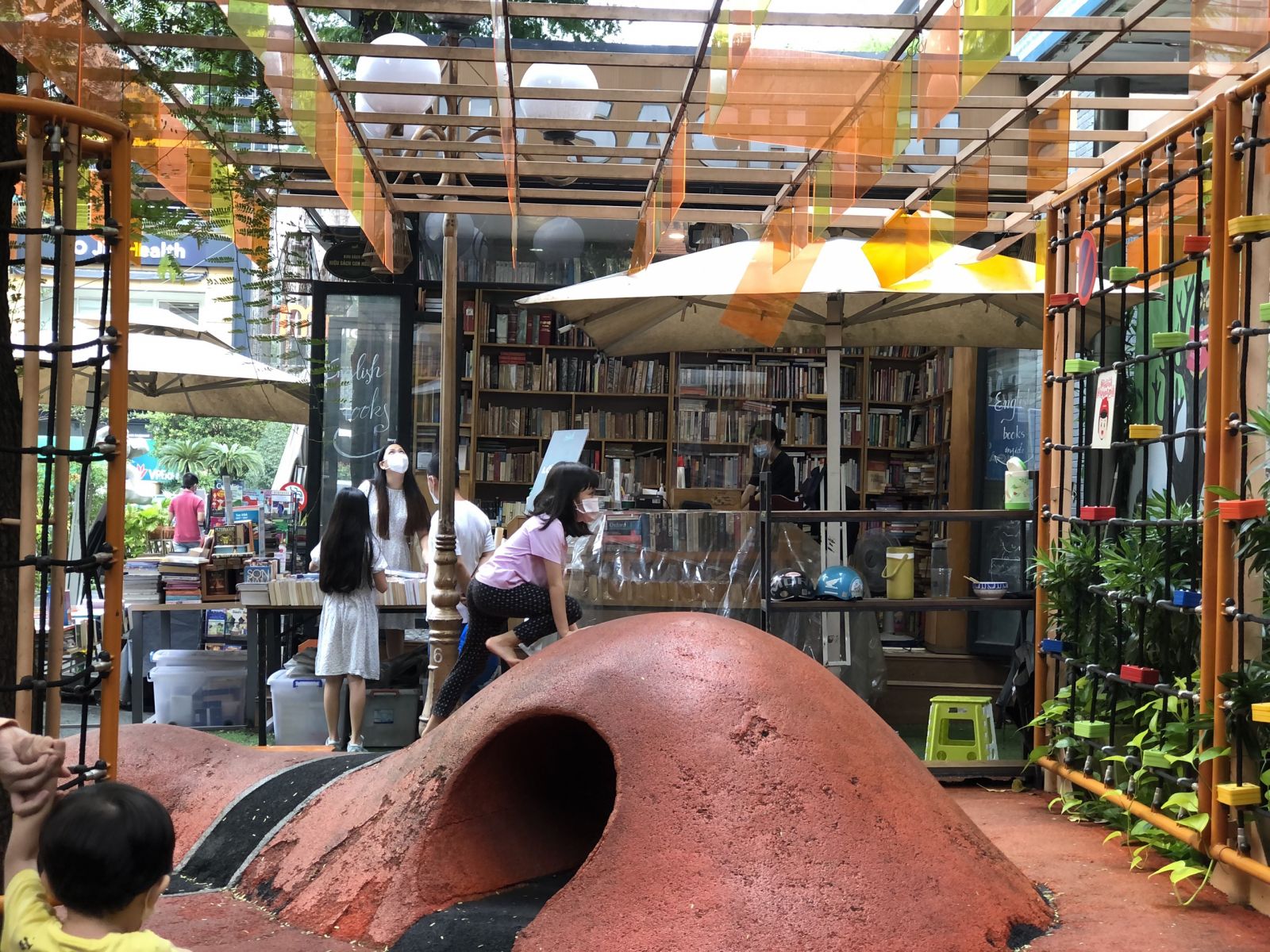 Đường sách TP.HCM rộn ràng trở lại sau COVID-19