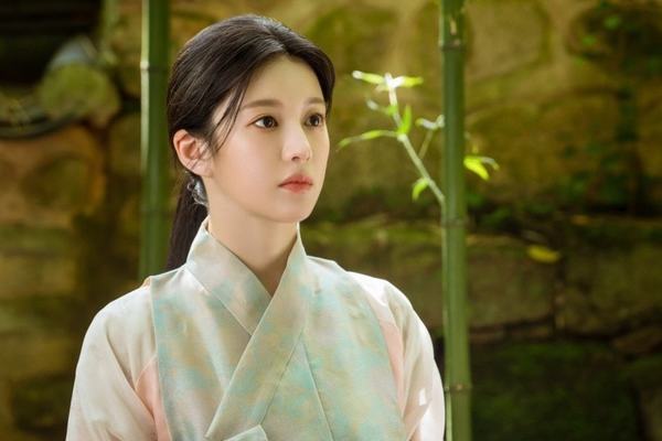 Nhan sắc ‘tỷ lệ vàng’ của nữ diễn viên ‘Hoàn hồn 2’