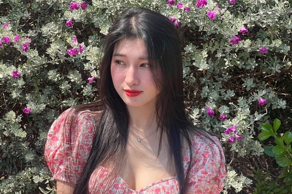 Á hậu Phương Nhi khoe vòng 1 ‘hờ hững’ khiến fans phát sốt