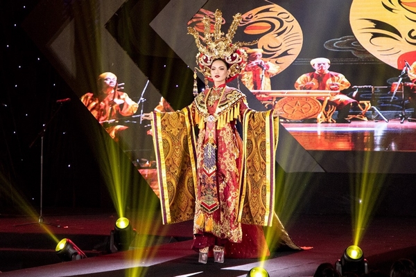 Mãn nhãn trong phần trình diễn trang phục dân tộc của MIQVN2023