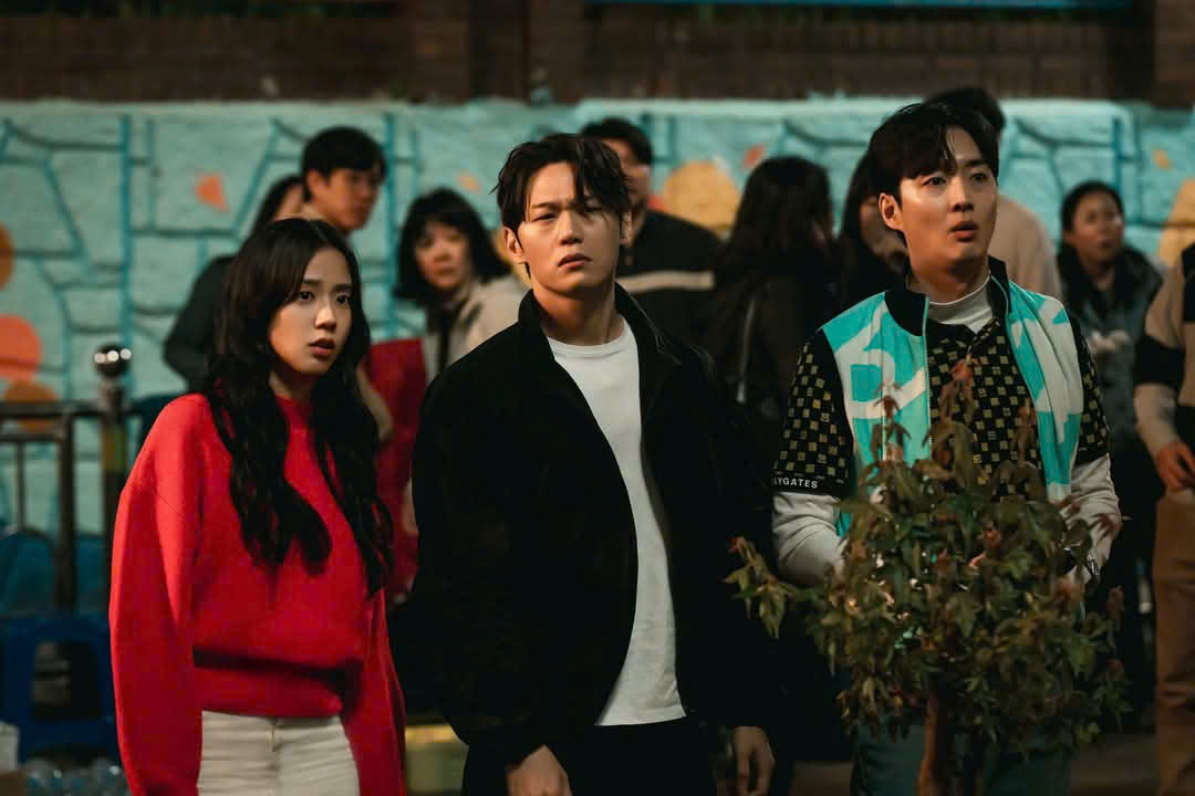 Jisoo (BLACKPINK) tiếp tục làm mưa làm gió, lần này là nữ chính trong phim “Newtopia”