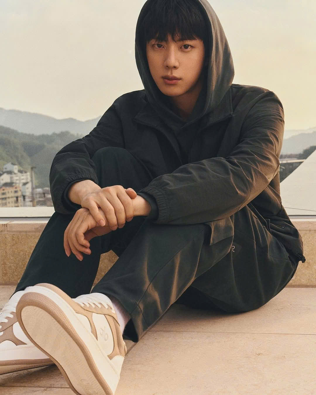 Jin (BTS) chính thức trở thành đại sứ thương hiệu Alo Yoga, truyền cảm hứng về sức khỏe tinh thần