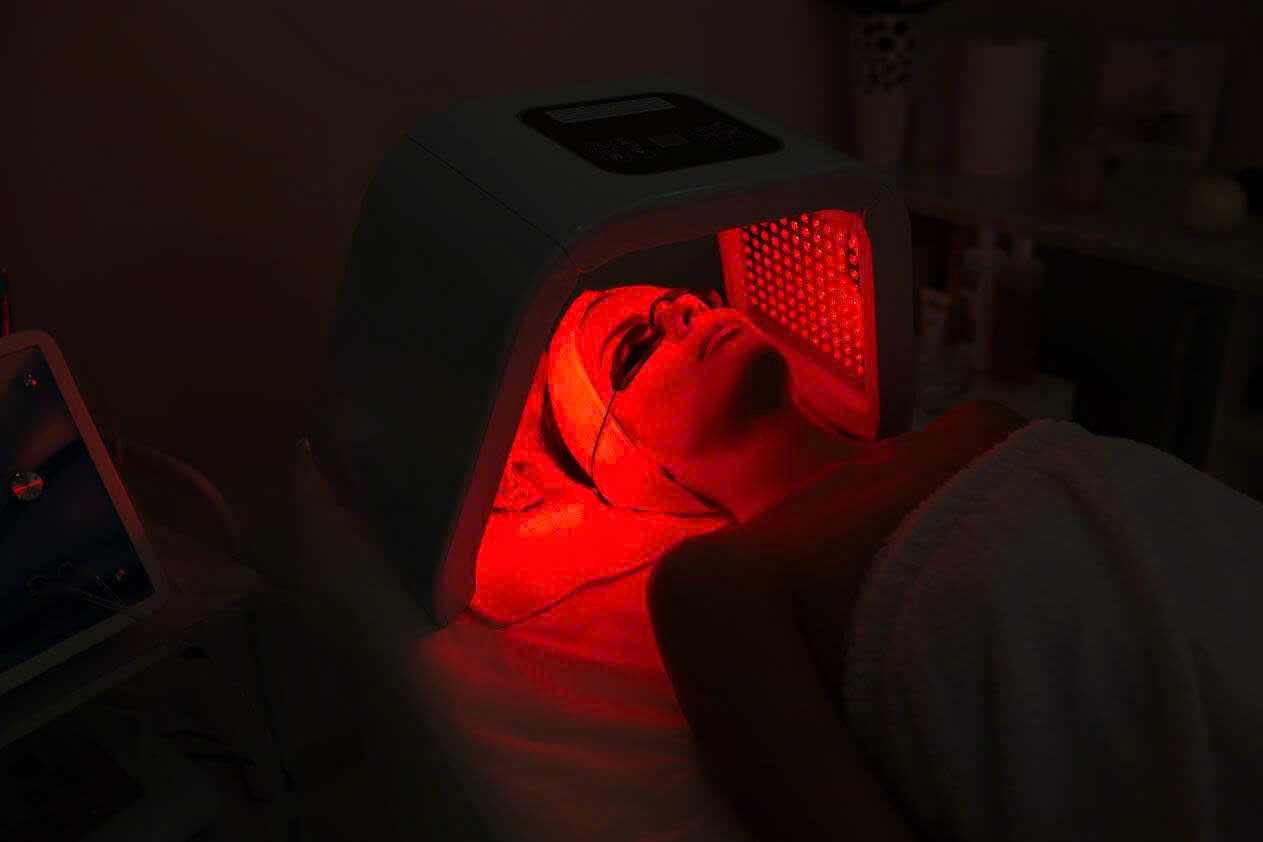 “Red light therapy”: Khám phá phương pháp làm đẹp thần thánh khiến ai cũng mê mẩn!