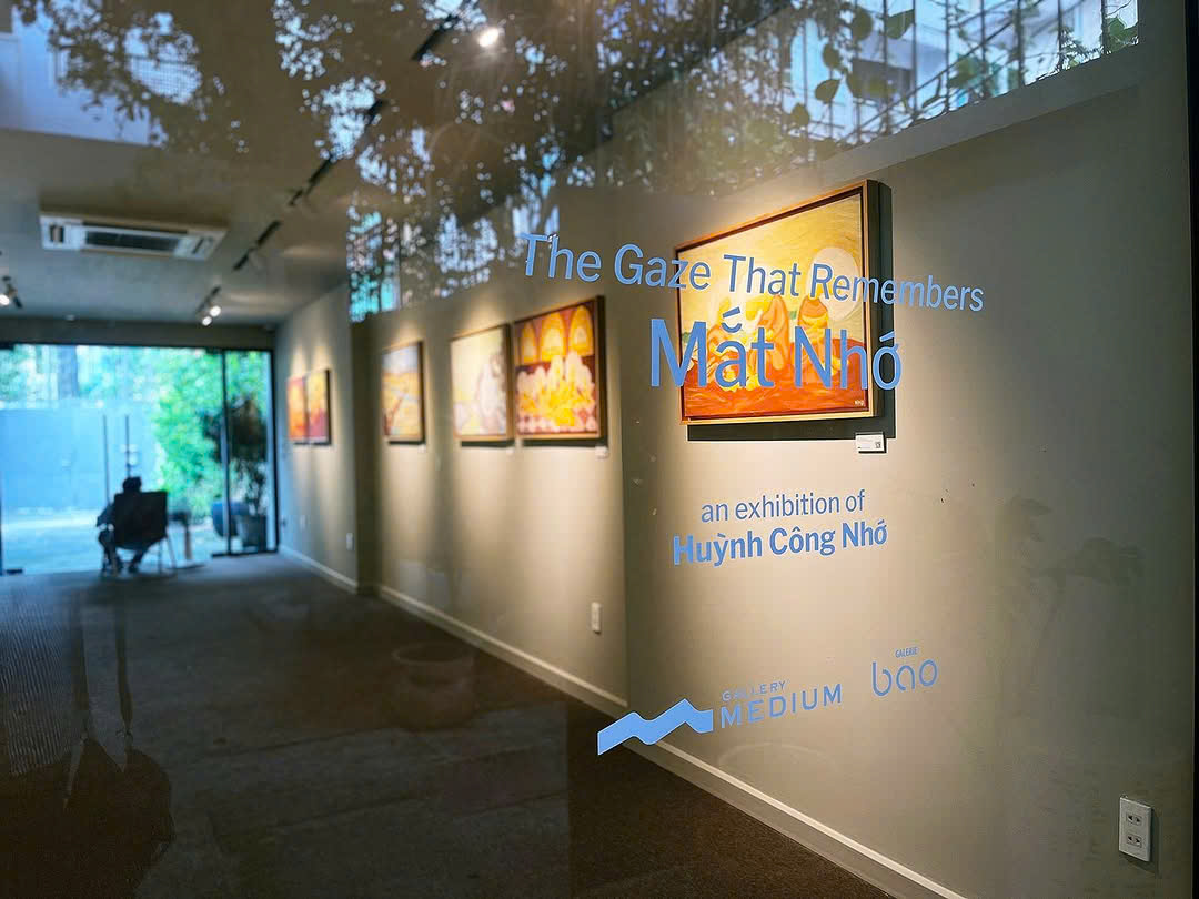 Triển lãm ‘Mắt Nhớ’: Góc nhìn đạo diễn trong từng nét cọ của Huỳnh Công Nhớ