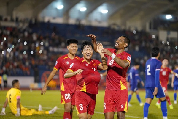 ĐT Việt Nam chật vật giành 3 điểm trước Nepal dù chơi hơn người