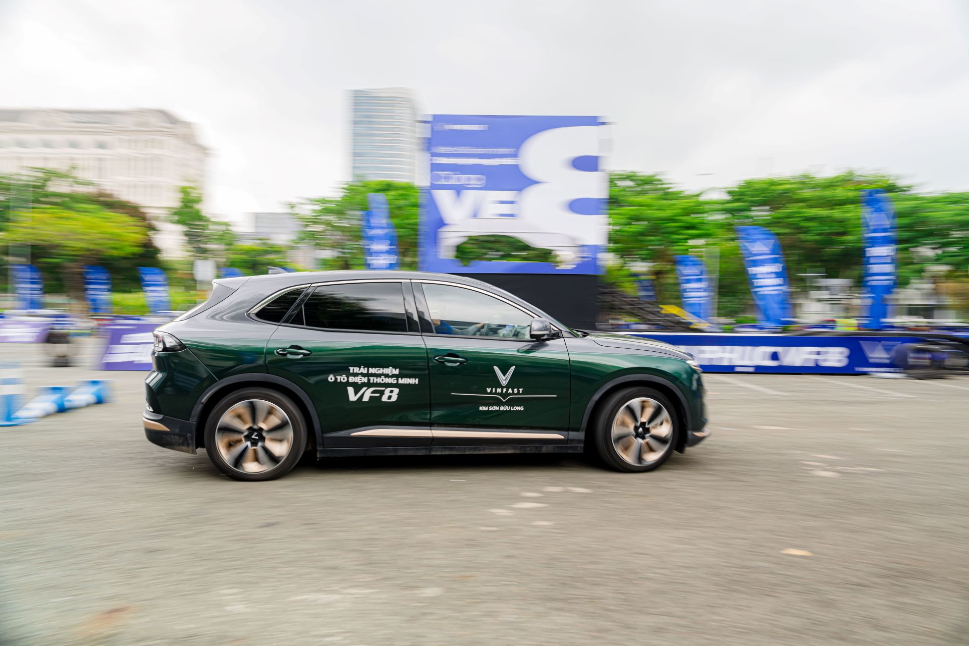 Chạy hay, sạc dễ, VinFast VF 8 đáng mua nhất phân khúc 1 tỷ đồng