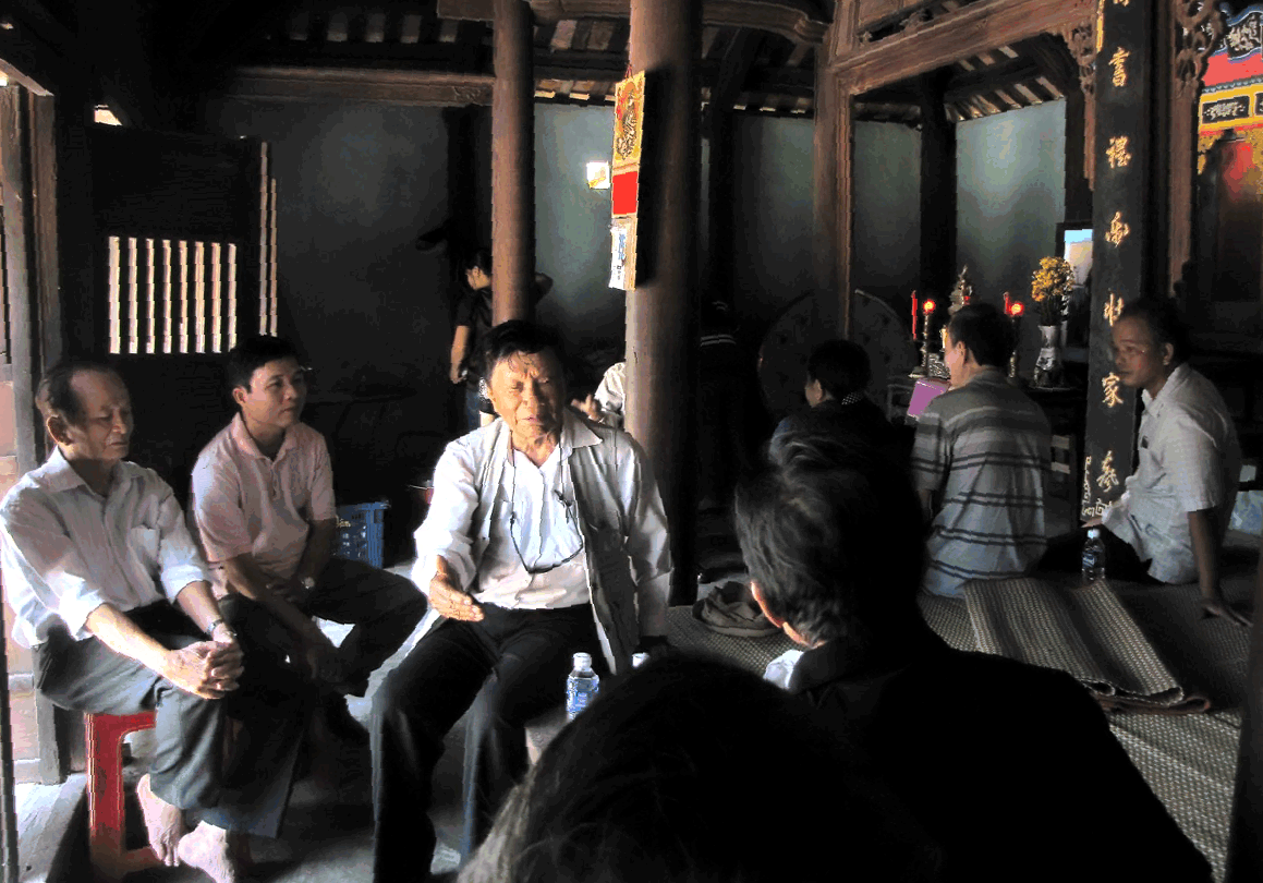 Nhà văn Vũ Hạnh trong một lần về nhà thờ Nguyễn Đức (thị trấn Hà Lam, huyện Thăng Bình). Ảnh: NAM PHONG