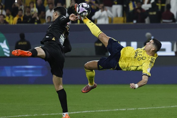 Ronaldo khiến cả thế giới thán phục với siêu phẩm xe đạp chổng ngược ở tuổi 40