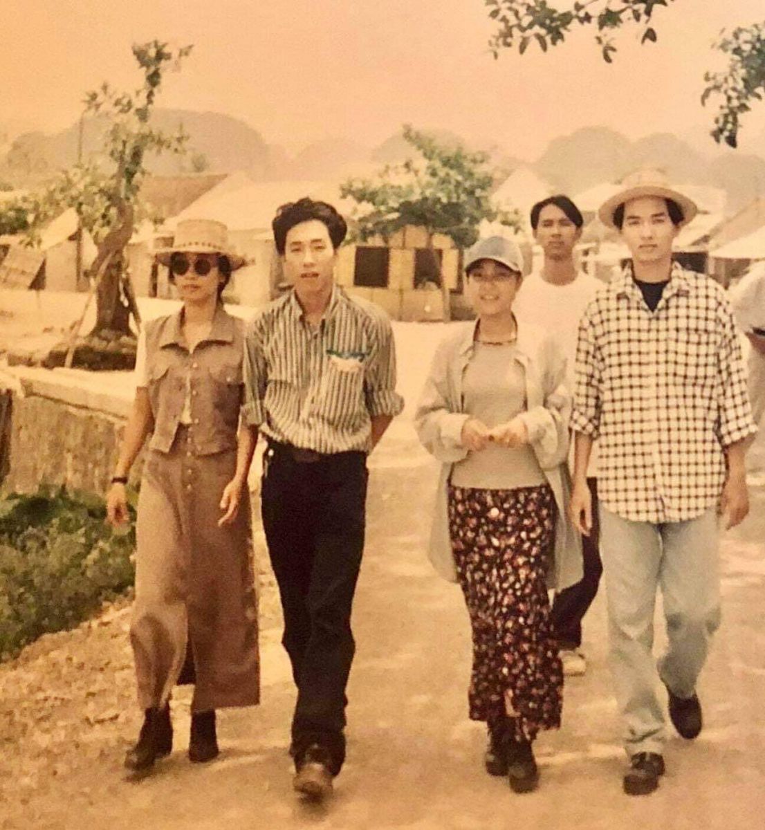 Đoan Trang bồi hồi chia sẻ lại hình ảnh kỷ niệm cùng ca sĩ Việt Quang (bìa phải) năm 1995  ẢNH: FBNV