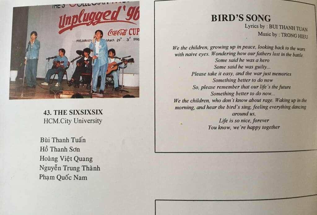 Ca sĩ Việt Quang (trái) cùng nhà thơ Bùi Thanh Tuấn (phải) trong đêm chung kết Unplugged Saigon 1996