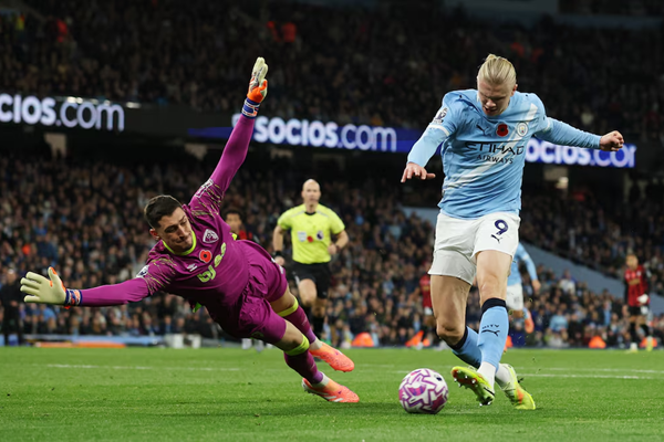 Haaland tiếp tục rực sáng, Man City ‘phả hơi nóng’ lên đội đầu bảng Arsenal