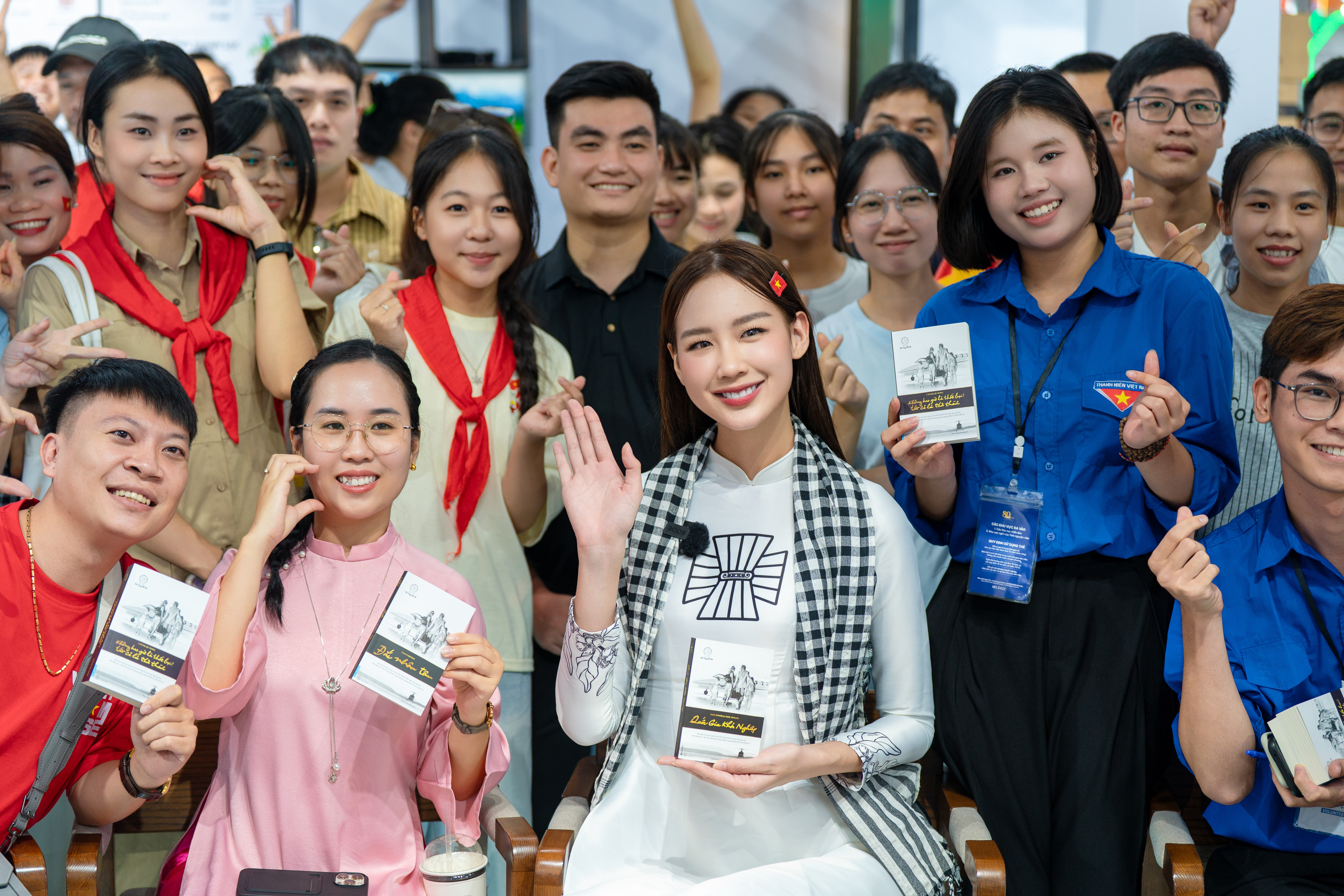 Các người đẹp tỏa sáng cùng Trung Nguyên Legend tại triển lãm A80