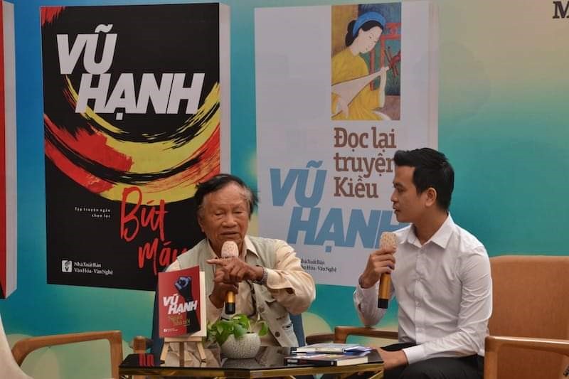 Ông giao lưu với bạn đọc