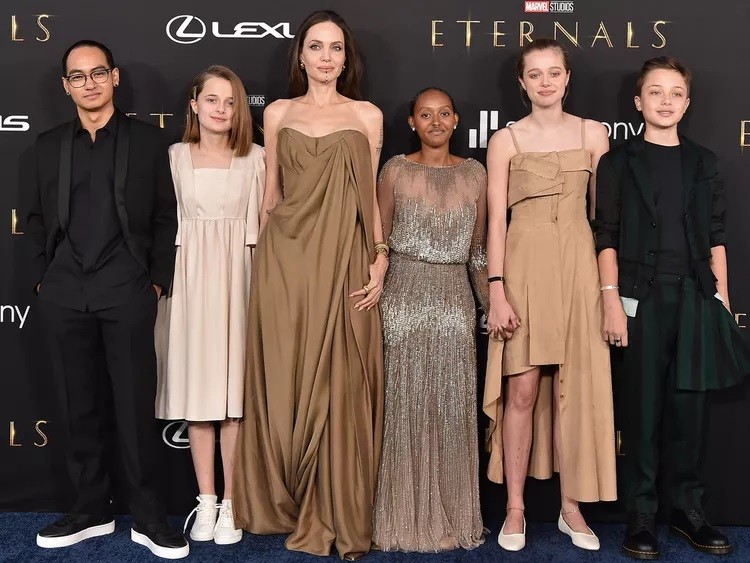 angelina-jolie-don-sinh-nhat-binh-yen-tai-nha-ben-cac-con