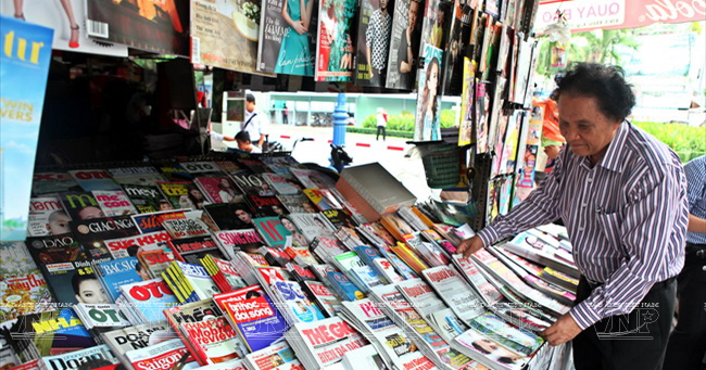 Một phút chậm lại bên sạp báo cũ