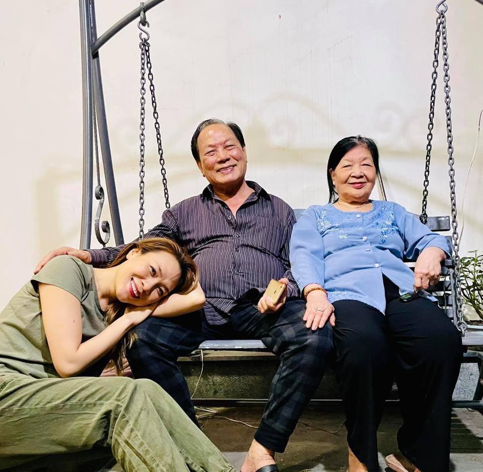 Mỹ Tâm và ba mẹ. Hiện cô sống tại TP.HCM, còn ba mẹ cô vẫn sống tại quê nhà - TP.Đà Nẵng  NSCC