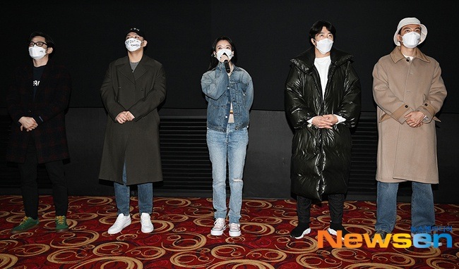 Chiều 6.2, dàn diễn viên The Pirates: The Last Royal Treasure đeo khẩu trang và đảm bảo các quy định phòng dịch khi giao lưu với người xem tại một phòng chiếu CHỤP MÀN HÌNH NEWSEN