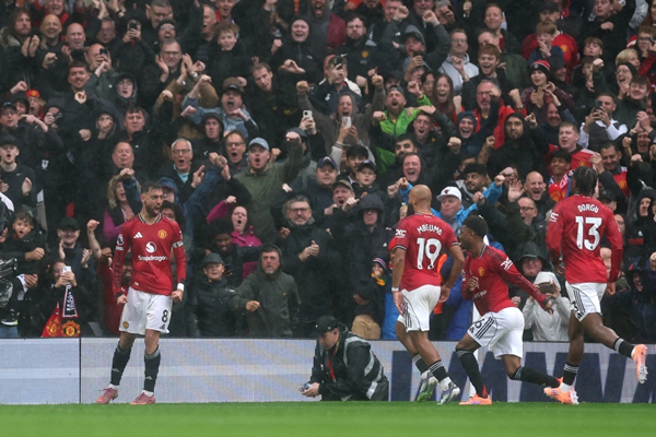 MU hạ Chelsea 2-1 trong trận cầu 2 thẻ đỏ