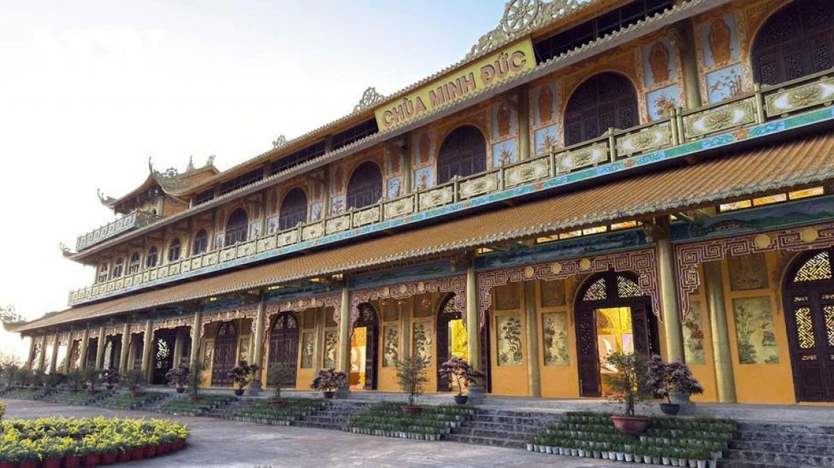 Du xuân muộn qua những ngôi chùa linh thiêng