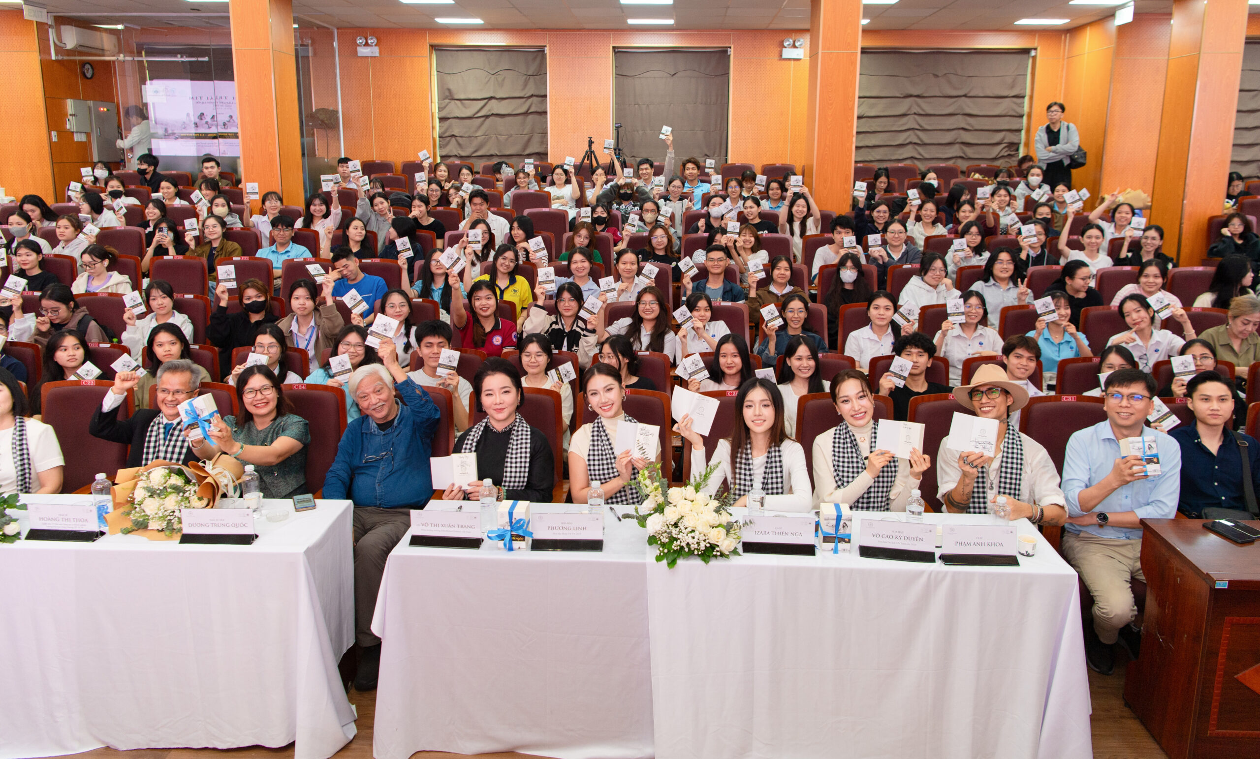 Nhật ký Hành trình Từ Trái Tim: Trao sách quý, khơi khát vọng cho thế hệ trẻ