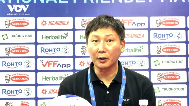 HLV Kim Sang-sik nói gì về Hoàng Hên và Xuân Son sau chiến thắng trước Bangladesh?