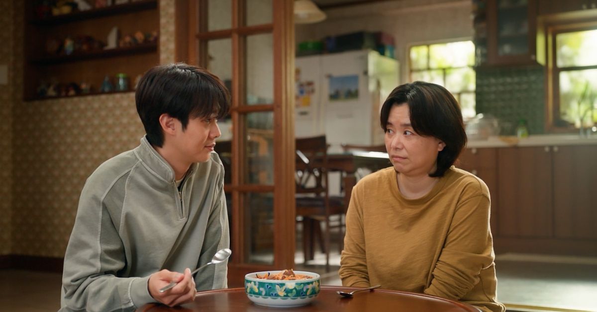 Review phim ‘Đếm ngày xa mẹ’: Khi những bữa cơm giản dị trở thành nỗi nhớ khôn nguôi