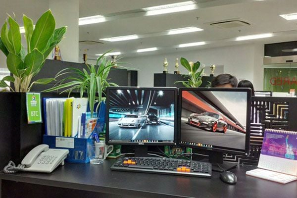 Trang trí góc làm việc với cây xanh và nến thơm