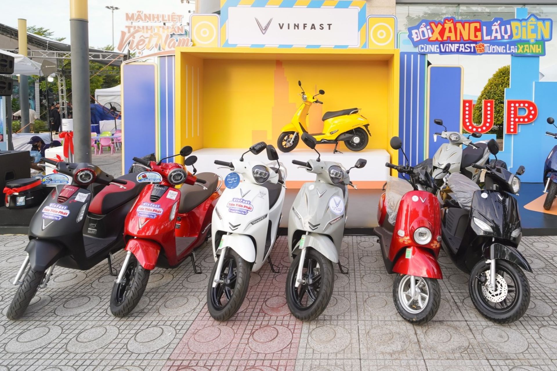 Chuỗi sự kiện ‘Đổi xăng lấy điện’ của VinFast phủ 6 điểm cầu, đưa xe máy điện tới gần hơn với người dùng