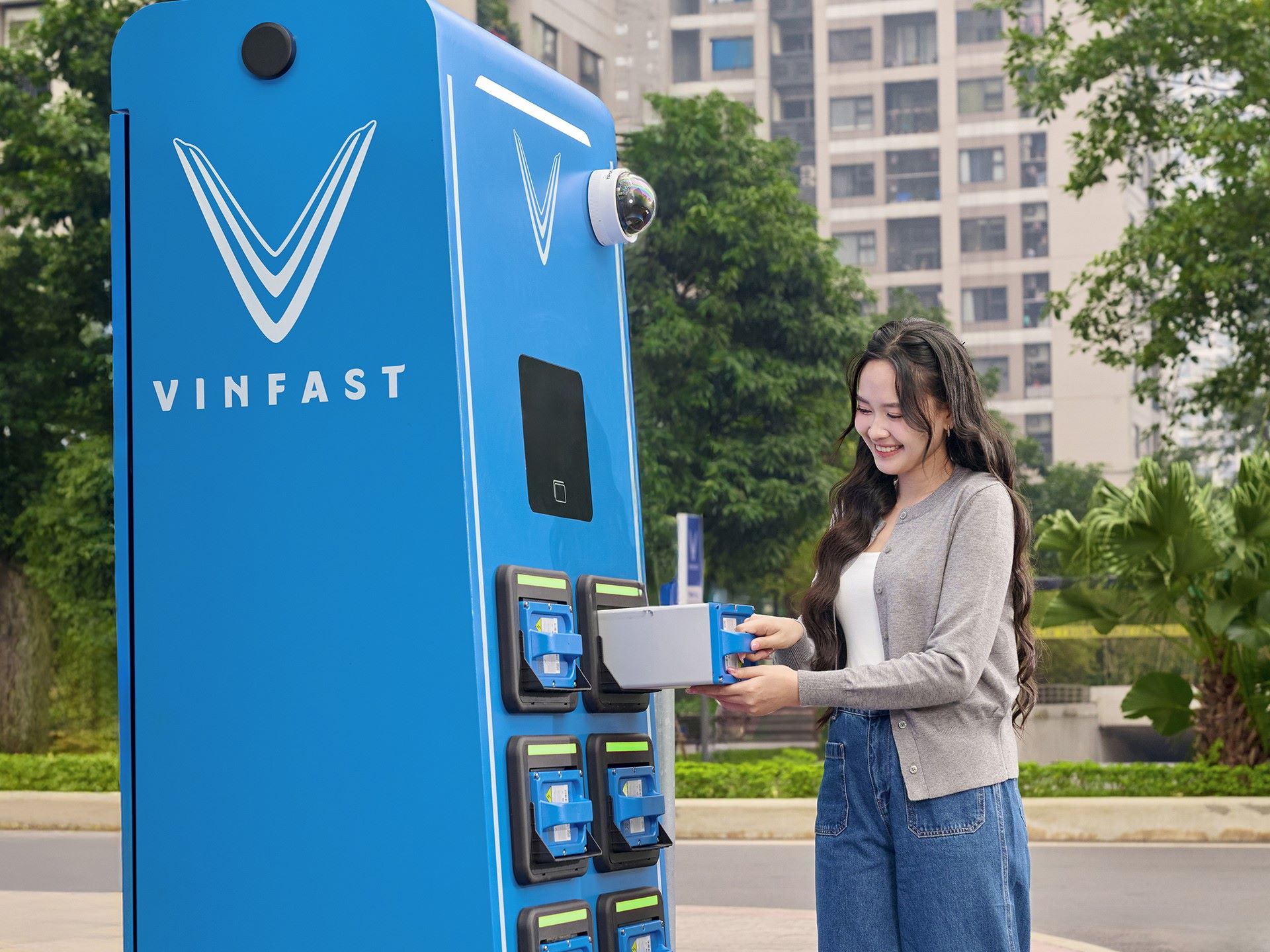 Mạng lưới vạn tủ đổi pin cho chủ xe VinFast: Dân chung cư hết lo chỗ sạc, shipper không sợ trễ đơn