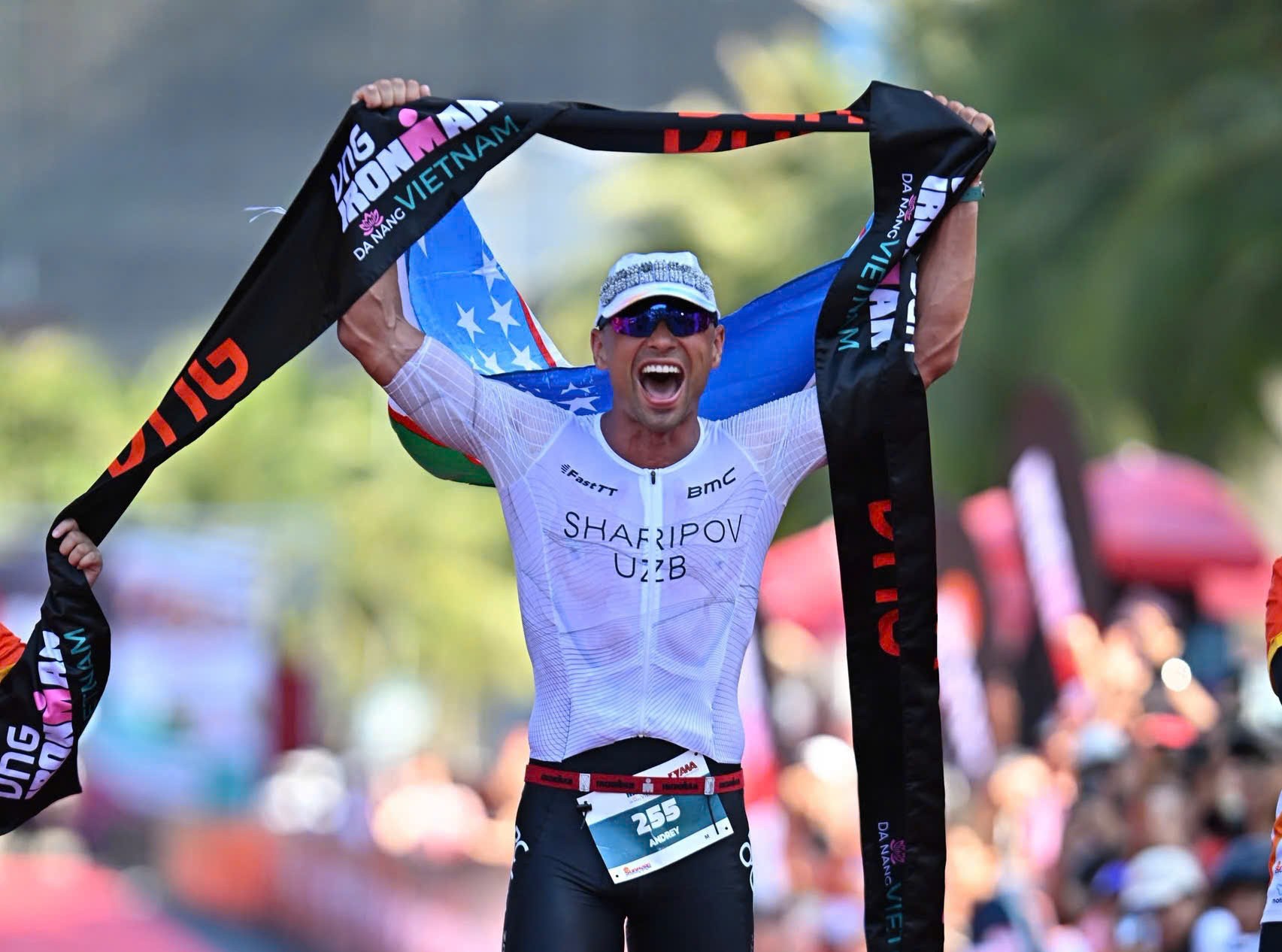 Lâm Quang Nhật lập cột mốc lịch sử, IRONMAN Việt Nam khép lại đầy cảm xúc