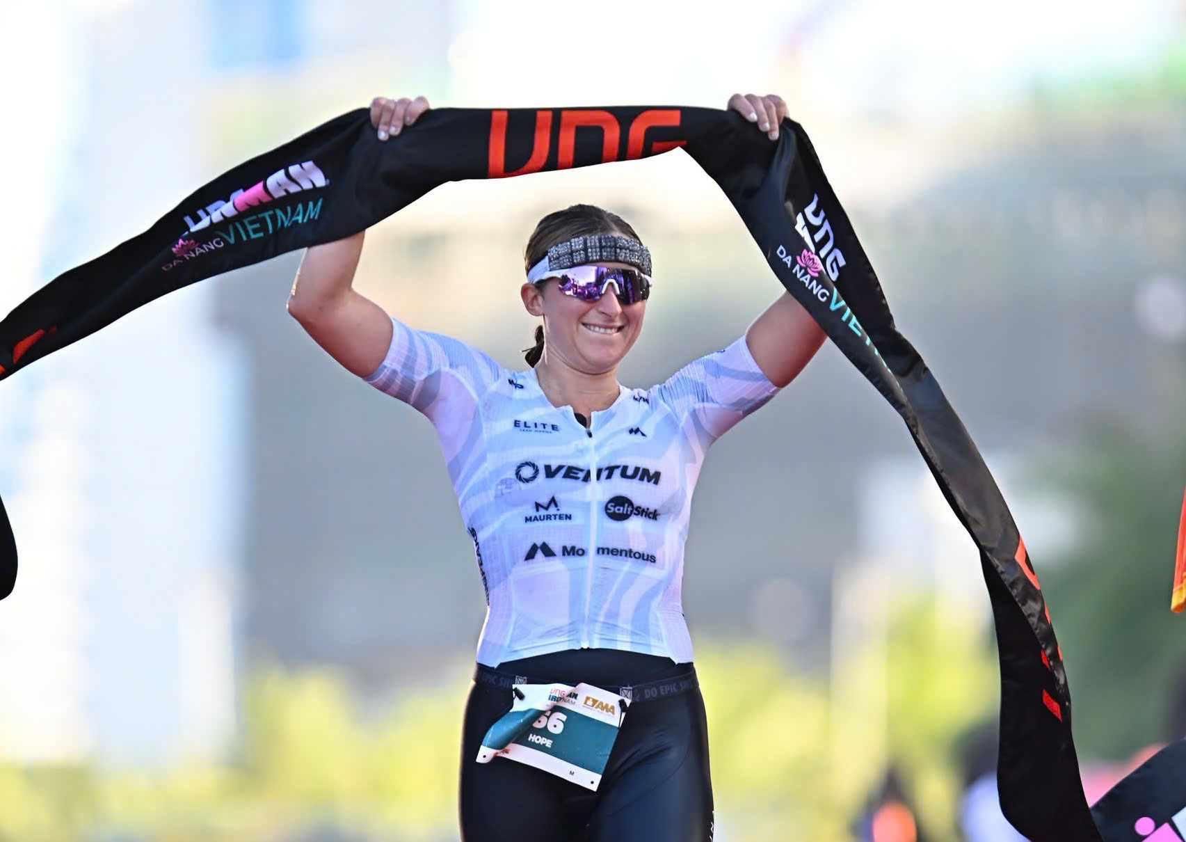 Lâm Quang Nhật lập cột mốc lịch sử, IRONMAN Việt Nam khép lại đầy cảm xúc