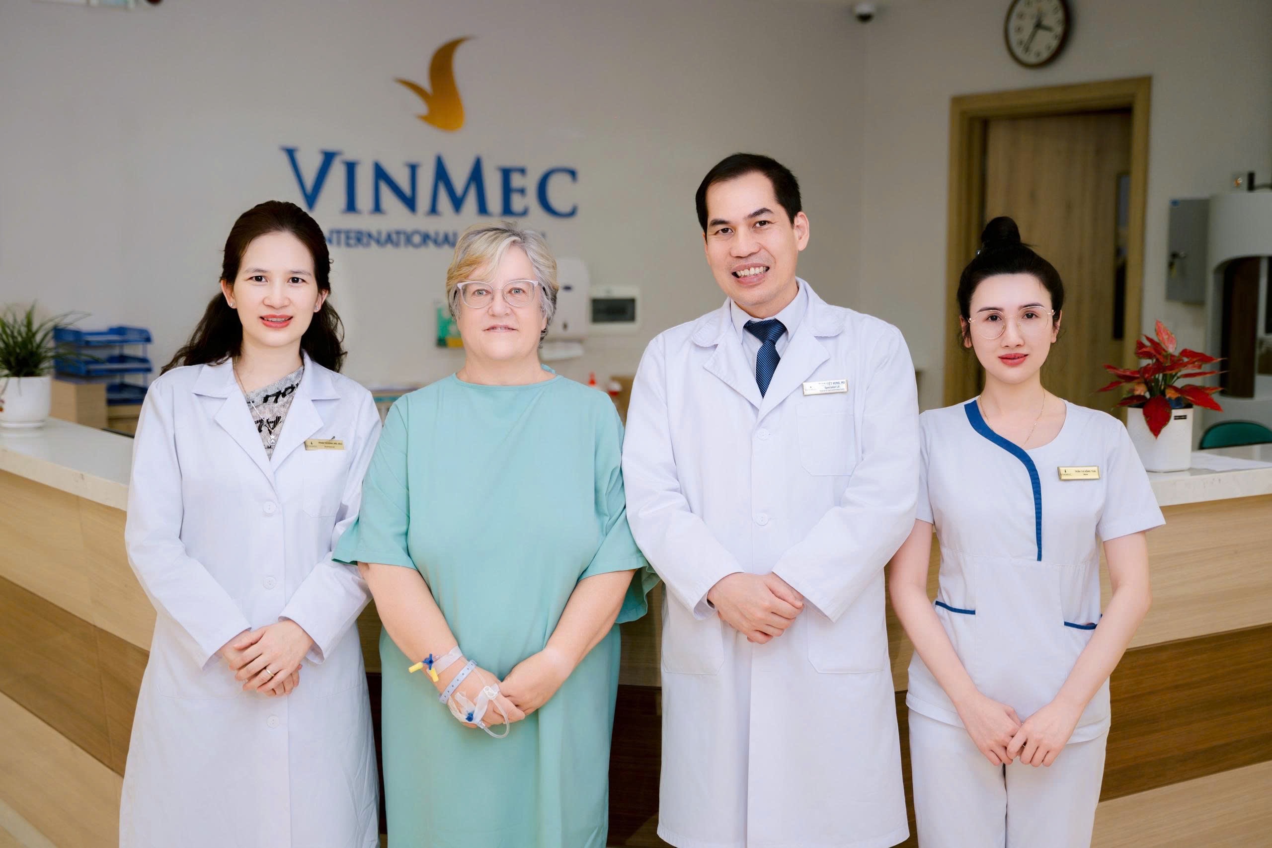 Dạ dày ‘chạy’ lên lồng ngực, nữ giáo viên nước ngoài suýt mất mạng