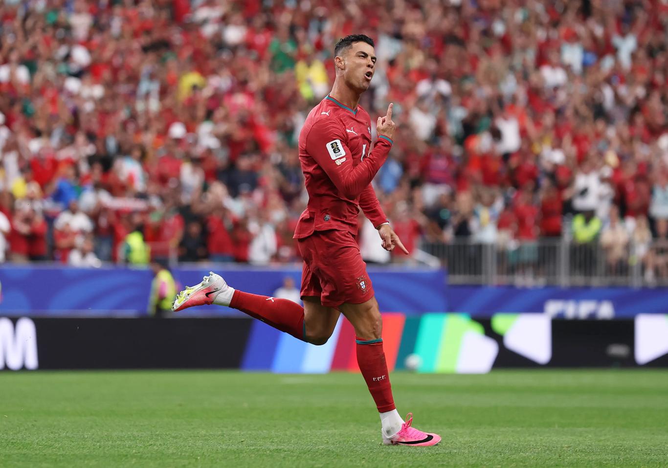 Ronaldo đáp trả Messi, Bồ Đào Nha đè bẹp Uzbekistan 5-0