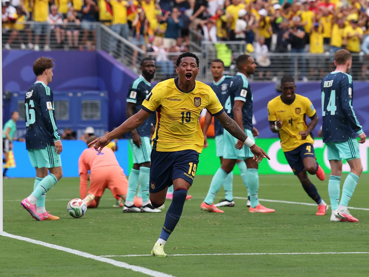 Ecuador bất ngờ thắng Đức, lách qua khe cửa hẹp vào vòng knock out