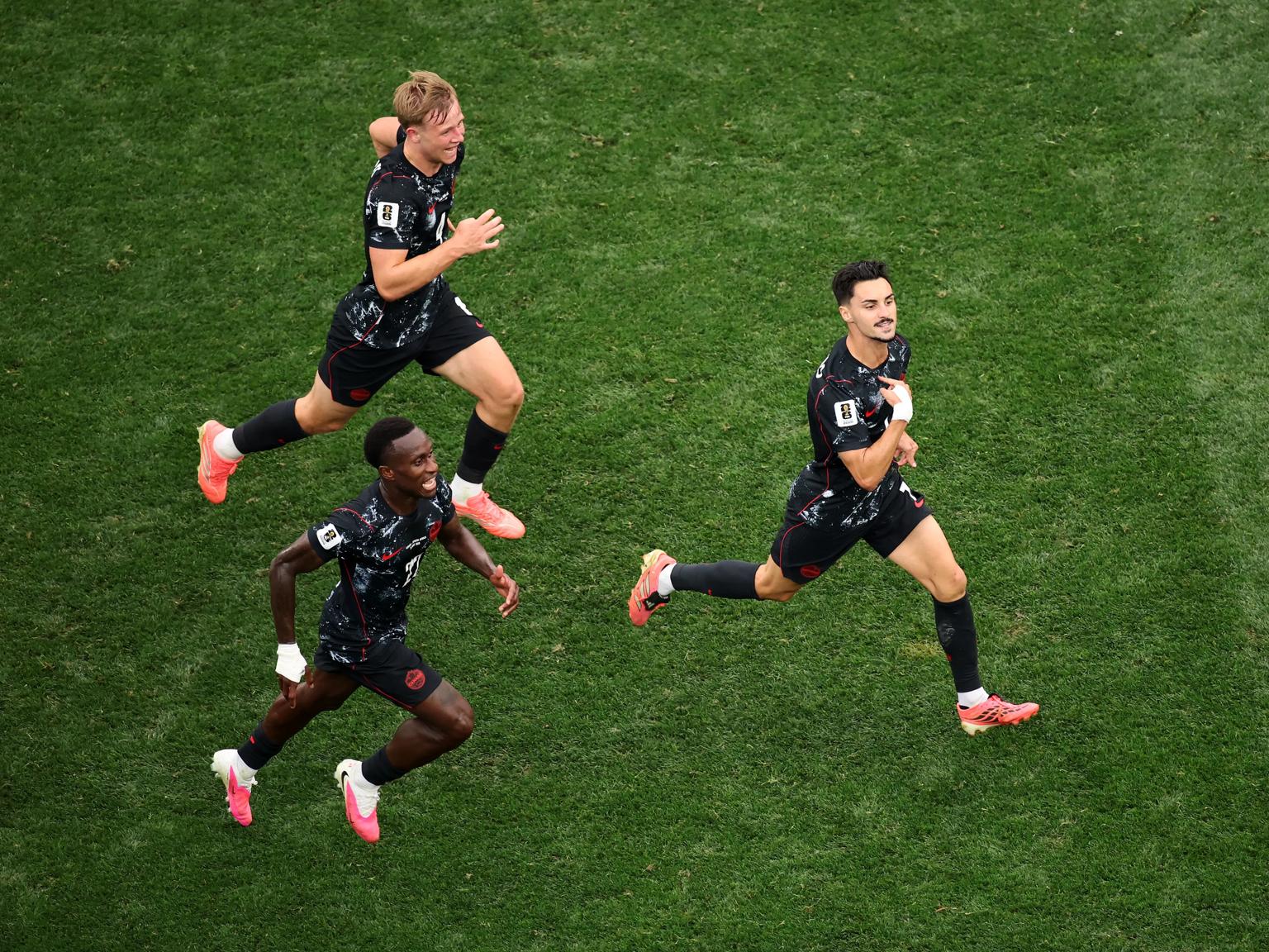 Tuyệt phẩm phút bù giờ, bùng nổ cảm xúc trận knock out đầu tiên World Cup 2026