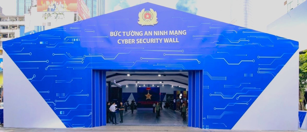 ‘Bức tường An ninh mạng’ trên phố đi bộ Nguyễn Huệ: Khi kiến thức số hóa thành trải nghiệm thực tế
